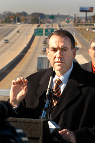 Huckabee dedicates a new stretch of I-30